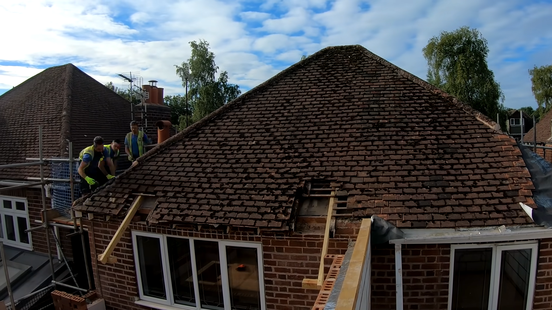 Roofer installing roof lining and battens on a pitched roof in Stoke-on-Trent. roofing faqs stoke-on-trent